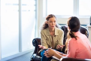 women discussing herself with a therapist