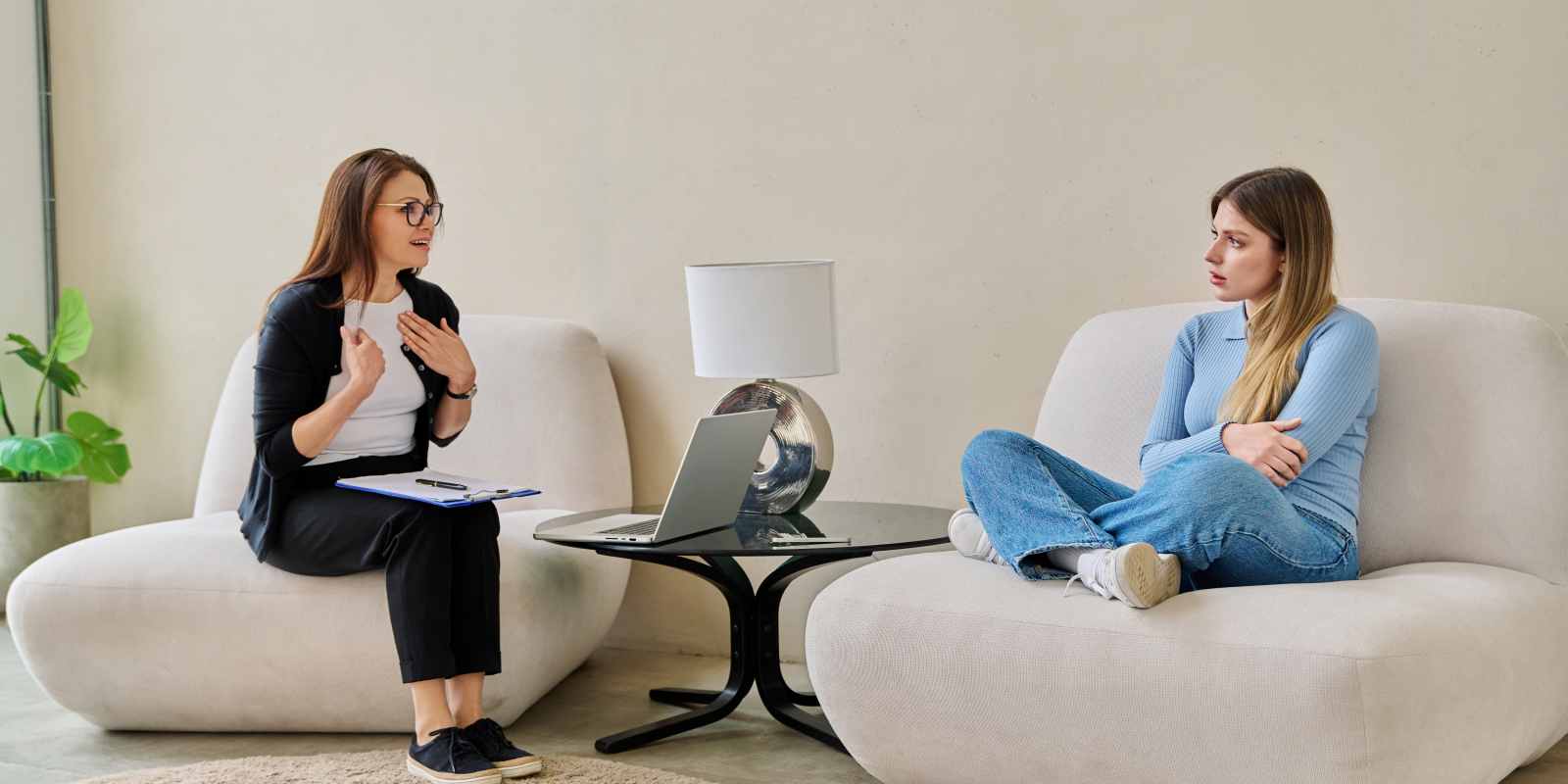 Psychologist Explaining Ways for Breaking The People-Pleasing Cycle to Woman